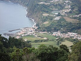 La cabecera municipal del municipio de Povoação ubicada a lo largo de las lombas del cráter de Povoação