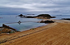 La plage de Bon Secour, la piscine, le Grand Bé et le Petit Bé (au loin).