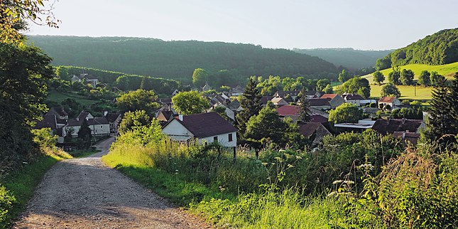 Le village dans un paysage typique de la haute vallée de la Seine qui a creusé le plateau en formant des collines en promontoires.