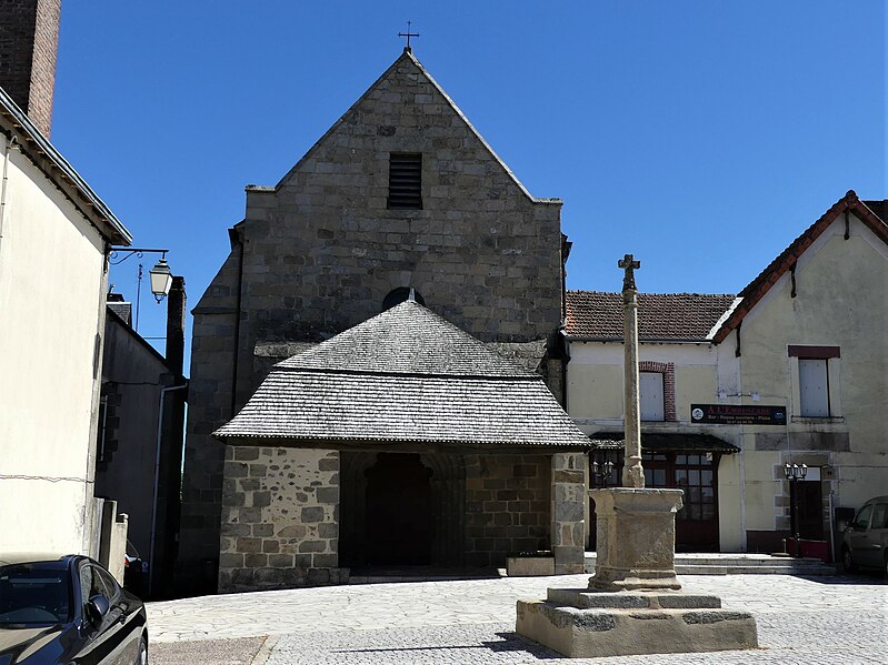 File:Saint-Maurice-la-Souterraine place église (2).jpg