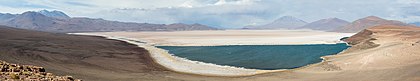 Vista panorâmica do Salar de Carcote, um deserto de sal situado no norte do Chile. Abrange uma área de cerca de 108 km2 e sua altitude é de 3 690 metros (definição 28 500 × 5 492)