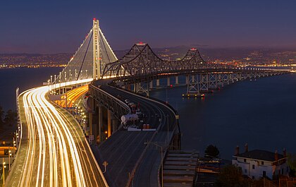 Extensão oriental da Ponte São Francisco–Oakland Bay. A velha e a nova ponte vistas à noite a partir da Ilha de Yerba Buena para Oakland. (definição 4 914 × 3 100)