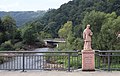 Statue des Brückenheiligen Johannes von Nepomuk auf der Brücke über die Kyll in Sankt Thomas im Eifelkreis Bitburg-Prüm