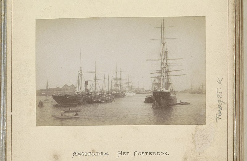 File:Schepen voor anker in het Oosterdok te Amsterdam Amsterdam. Het Oosterdok. (titel op object), RP-F-F00925-K.jpg