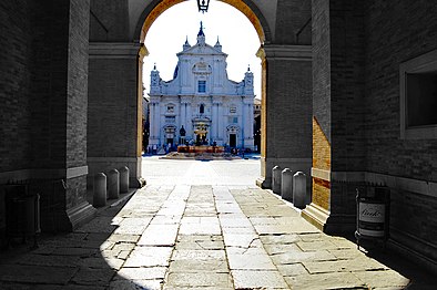 Entrée sur la place de la Madonne avec la façade de la Basilique du Bramante.