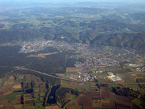 The mountain road from the west, the Pfungstädter Moor can be seen at the bottom left.