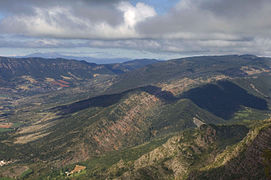 Serra del Jordal i serra d'Esdolomada amb els camps de conreu. Imatge feta des de la serra de Sis
