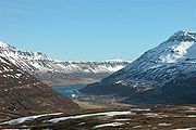 Seyðisfjörður au fond d'un fjord.
