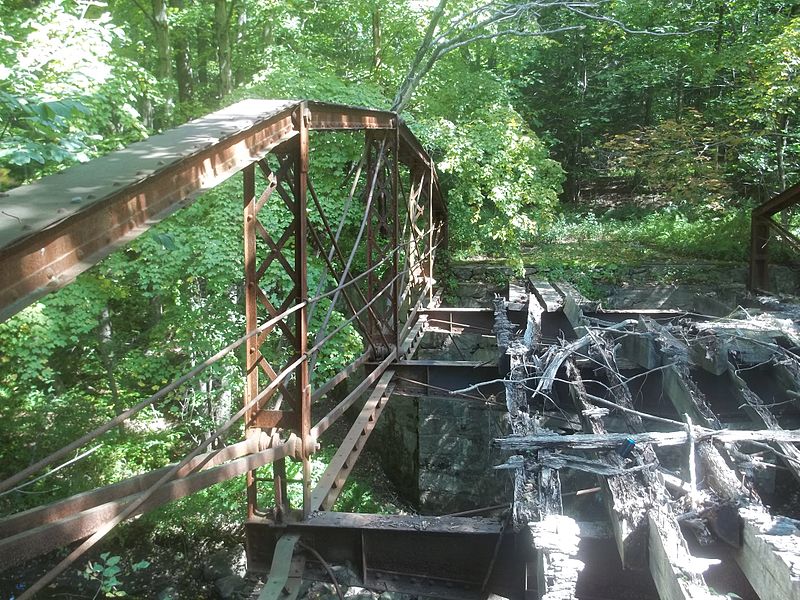 File:Sheffield Street Bridge spanning Hancock Brook. 9-17-2013.JPG