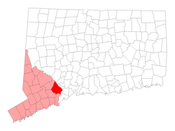 コネチカット州におけるフェアフィールド郡（ピンク）と同郡におけるシェルトン（赤）の位置