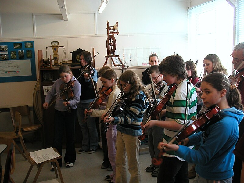 File:Shetland schoolchildren fiddlers age 9-13; 2004.jpg