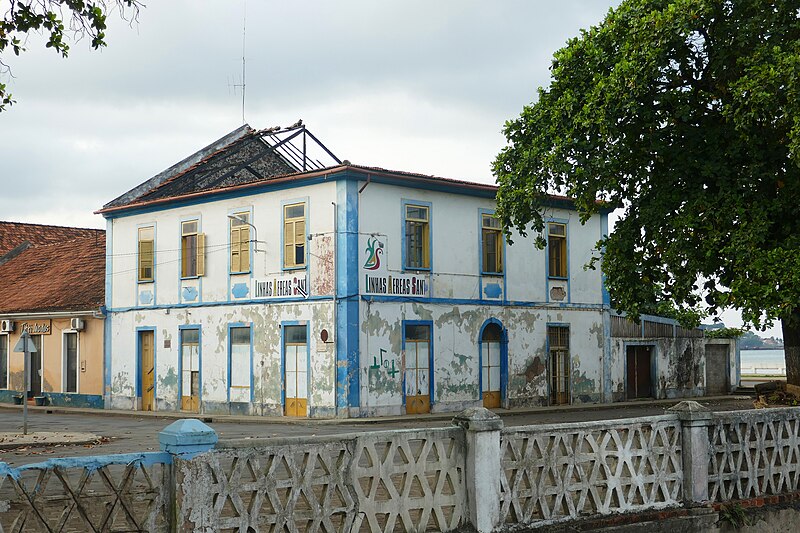 File:Siège de la compagnie Linhas Aéreas Santomenses à São Tomé (1).jpg