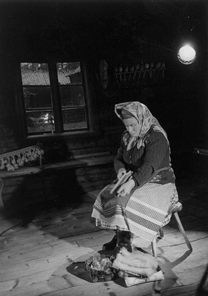 File:Skoltesamen Darja Jefreimov demonstrerer karding i Seurasaari, 1955 - Norsk folkemuseum - NF.05777-001.jpg