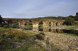 Римский мост через верхнее течение реки Алагон на территории муниципалитета Сотосеррано весной 2014 года