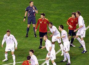 Beckham (n. 17) in azione nell'amichevole contro la Spagna dell'11 febbraio 2009.