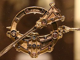 The pseudo-penannular Tara Brooch, the most ornate of all, also decorated on the back (see below). Irish, early 8th century. Spillone di tara, da bettystown, contea di meath, viii secolo 02.jpg