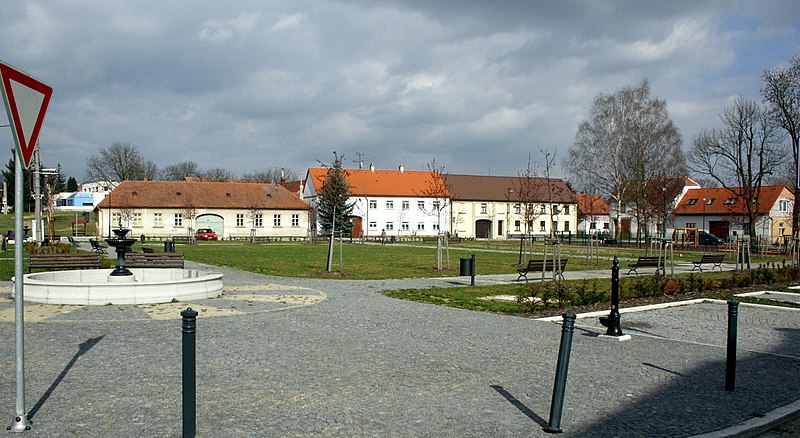 File:Square in Dalešice, Třebíč District.jpg