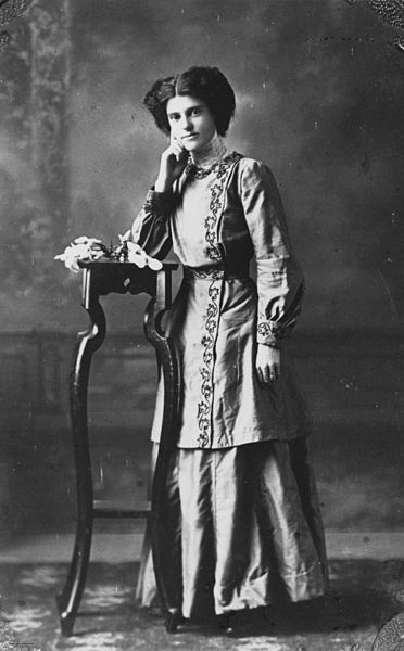File:StateLibQld 1 74242 Woman posing for a portrait, wearing an embroidered jacket, 1910-1920.jpg