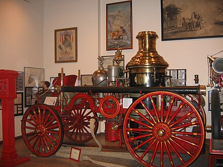 Fire museum. Первая паровая пожарная машина. Пожарник 19 века музей. Антиквариат и старинная пожарная техника. Лондонской паровая пожарная машина в Санкт-Петербурге.