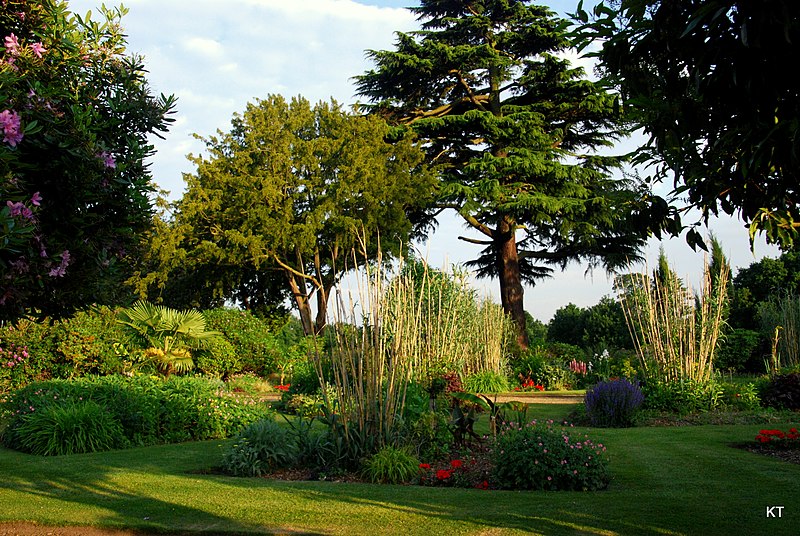 File:Stoke Park (9587238172).jpg