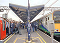 在英國倫敦的斯特拉特福站，乘客在東安格利亞國家特快車（National Express East Anglia）及地鐵中央線之間進行轉乘。