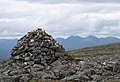 Der Gipfelcairn des Beinn Dearg, im Hintergrund das Massiv des An Teallach