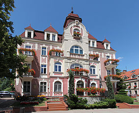 City hall in Szczawno-Zdrój, 17 Kościuszki Street. Urząd miejski w Szczawnie-Zdroju. Ulica Kościuszki 17.