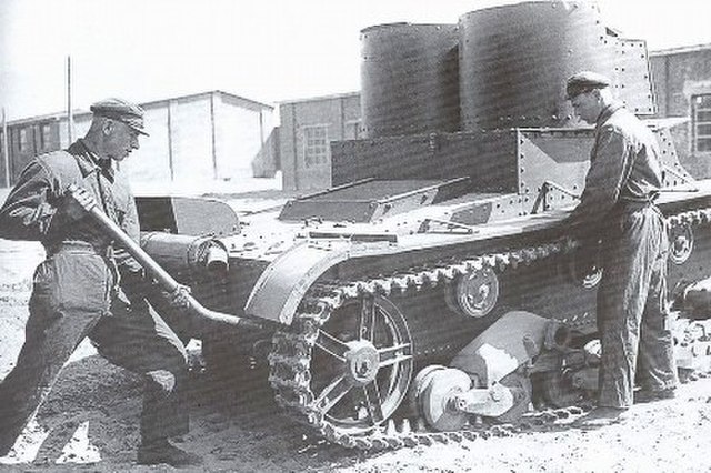 Maintenance of the T-26 mod. 1931 (with riveted hull and turrets). This tank was produced in the first half of 1932—the exhaust silencer is mounted wi