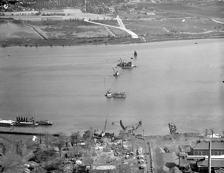 File:Tacony-Palmyra Bridge construction, Tacony, Philadelphia (30446652452) cut.jpg