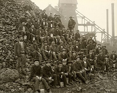 Bakır madeni ve işletmeciliği, ABD'de lokomotif endüstrilerden biri olmuştur. Özellikle 19. ve 20. yüzyıllarda Michigan'da oldukça önemli bir konuma gelmiştir. ABD'nin Michigan eyaleti Tamarack bakır madeninde çalışan işçiler. Bazıları iş kıyafetleri ile ve sefer tasları ile görülmektedir. 1913-1914 yıllarında bölgedeki bakır madeni işçileri greve gitmişlerdir (1905).
