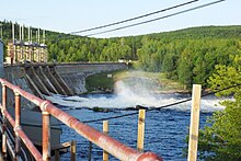 L'ouvrage régulateur qui ferme le réservoir dans sa partie sud-est.