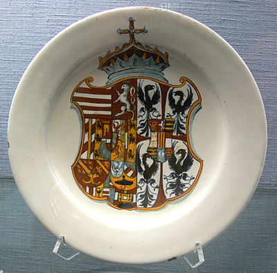 绘有哈布斯堡与贡扎加徽章的盘子，1582－1595年，柏林装饰艺术博物馆藏