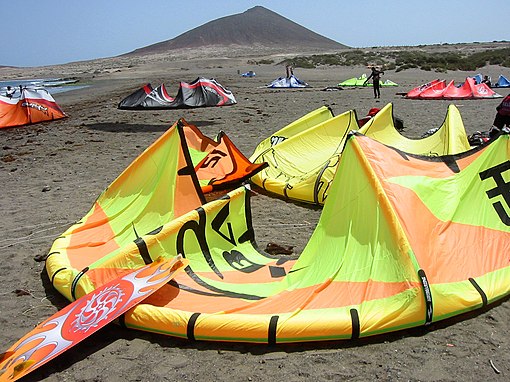 Preparacion para una jornada de kitesurf en El Medano. Tenerife62.jpg