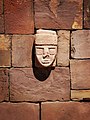 Tiwanaku-Steinkopf mit Stirnband im halbunterirdischen Tempel von Tiwanaku