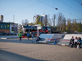 Monumento a la locomotora de vapor TE-858 en la estación.  Kaliningrado-Norte