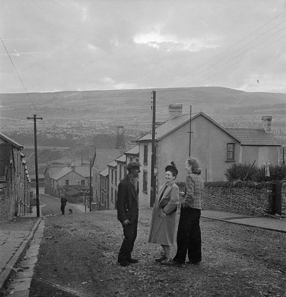 File:The work of the Council For the Encouragement of Music and the Arts- the Old Vic Travelling Theatre Company, Wales, 1941 D5661.jpg