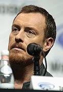 Toby Stephens interpreta a John Robinson.