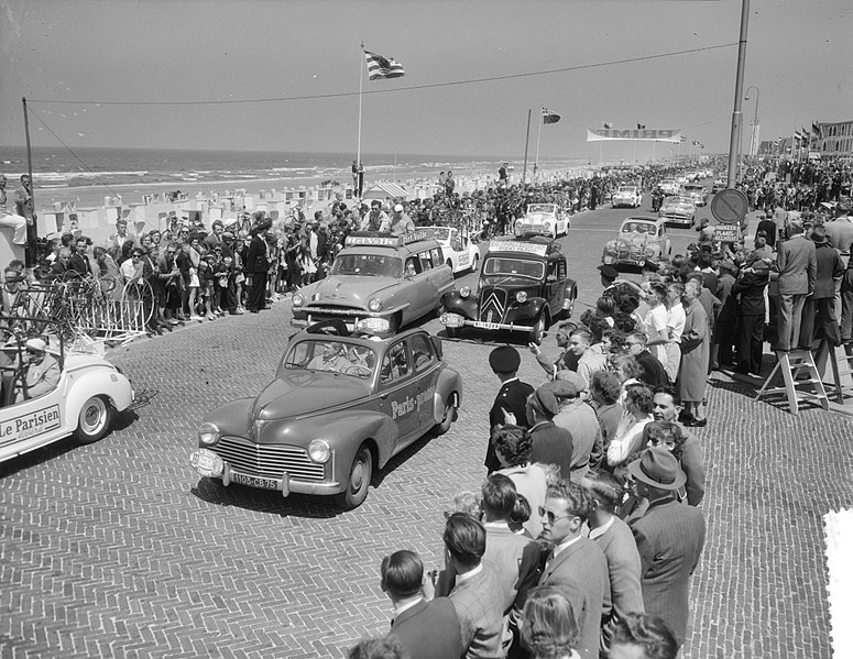 File:Tour de France , de Tourcaravaan langs boulevard in Noordwijk aan Zee, volgauto', Bestanddeelnr 906-5825.jpg