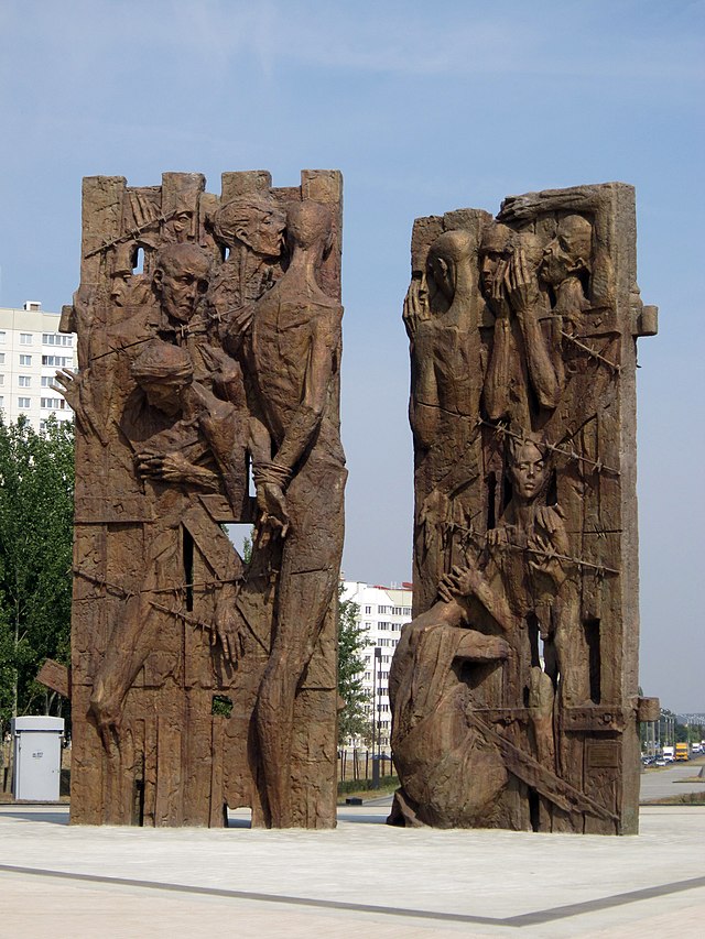 אנדרטה במינסק בירת בלארוס לזכר הנספים במחנה ההשמדה מאלי טְרוֹסְטינֶץ, ששכן בפאתי העיר.