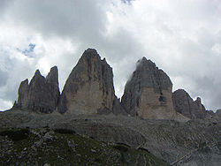 Лаваредоның үш шыңы - Tre Cime табиғи саябағындағы өте танымал Dolomite тау тобы.