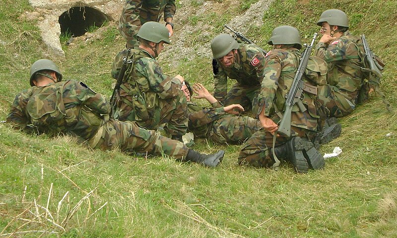 File:Turkish soldiers at medical training.JPG