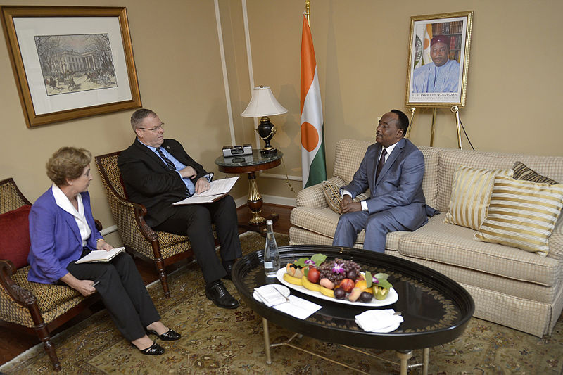 File:U.S. Deputy Defense Secretary Bob Work, center, meets with Niger's President Mahamadou Issoufou in Washington, D.C 140807-D-NI589-024.jpg