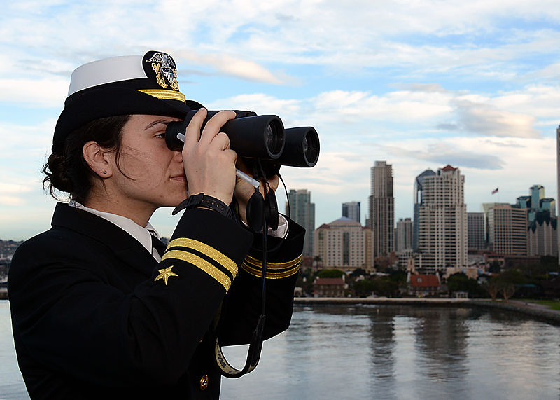 File:USS Green Bay homeport departure 150126-N-BB534-096.jpg