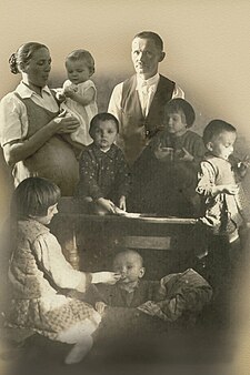 Rodinná fotografie (okolo roku 1943)