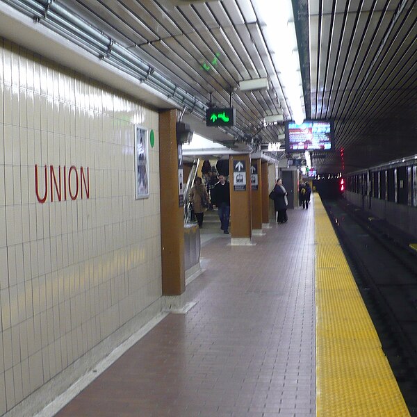 Station platform in 2009 with white and brown ceramic wall tiles from the 1980s