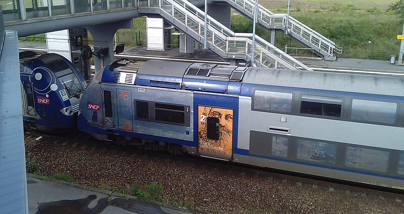 File:VAL DE REUIL-gare-2016-juin - un train de Paris.jpg