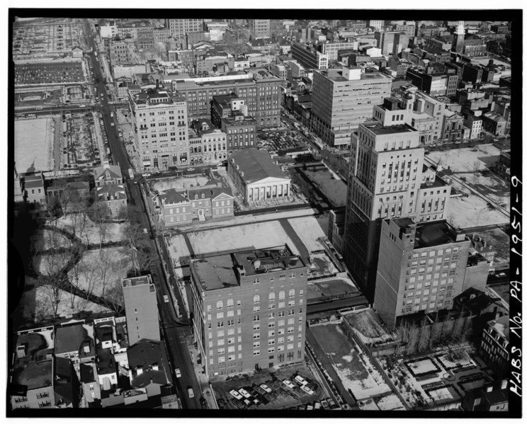 File:VIEW FROM SOUTH LOOKING NORTH SHOWING SECOND BANK OF U.S., BETWEEN FIFTH (left) AND FOURTH (right) STS. - Independence National Historical Park, Walnut, Sixth, Chestnut and HABS PA,51-PHILA,6D-9.tif