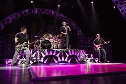 Van Halen tampil pada tahun 2015. Dari kiri ke kanan: Wolfgang Van Halen, Alex Van Halen, David Lee Roth, dan Eddie Van Halen.