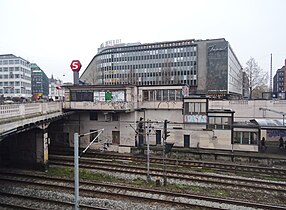 Stationsgebouw met (rol)trappenhuis gezien uit het oosten