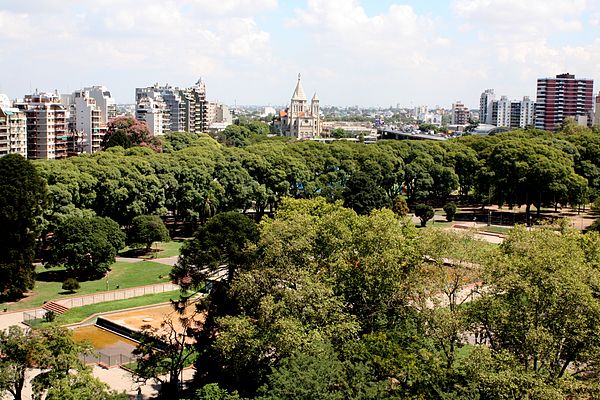 Panoramic view. The Church of the Miraculous Medal is visible at a distance Vista general de Parque Chacabuco.jpg